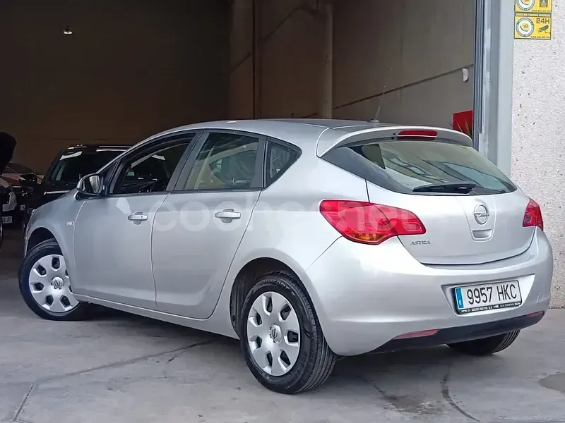Usado Opel Astra Enjoy 115 CV (84 kW) 2011 Gris / plata Berlina