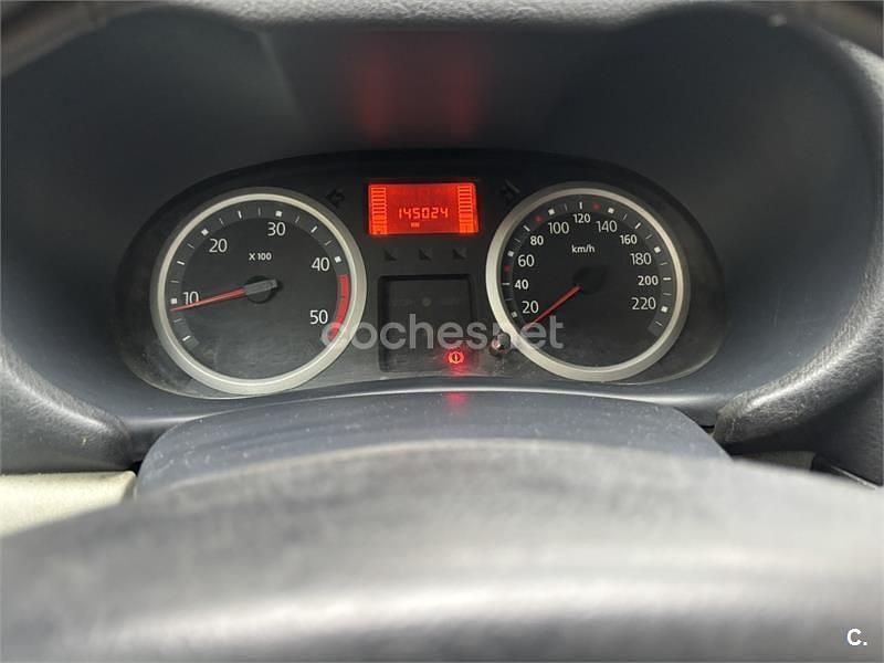Usado Renault Clio II Authentique 80 CV (58 kW) 2004 Gris / plata Berlina