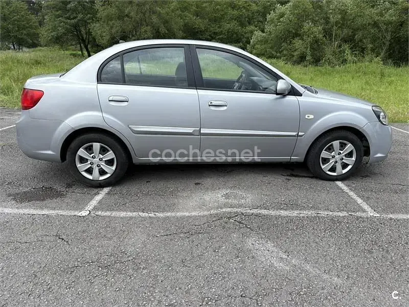 Usado Kia Rio 94 CV (69 kW) 2010 Gris / plata Berlina