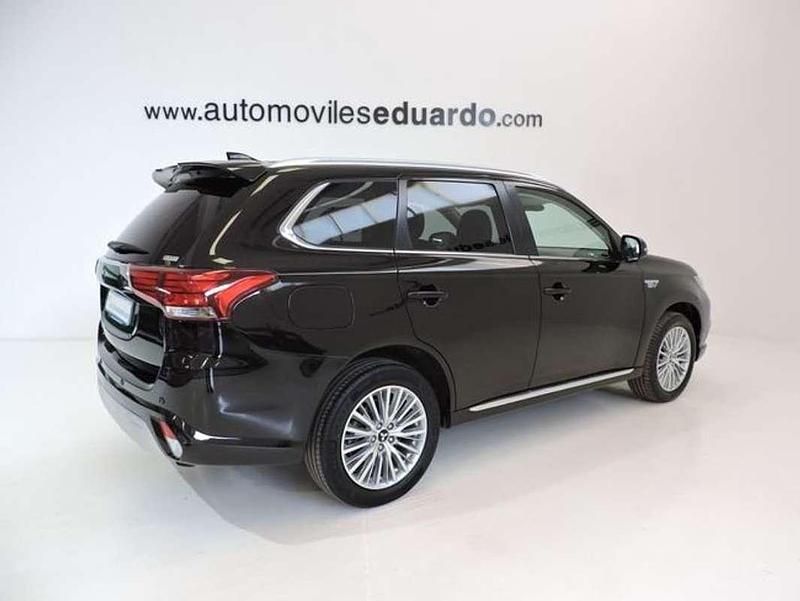 Usado Mitsubishi Outlander P-HEV 224 CV (164 kW) 2021 Negro SUV