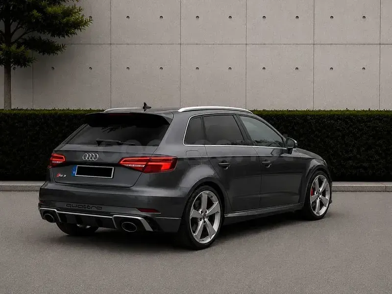 Usado Audi RS3 400 CV (294 kW) 2019 Gris / plata Berlina