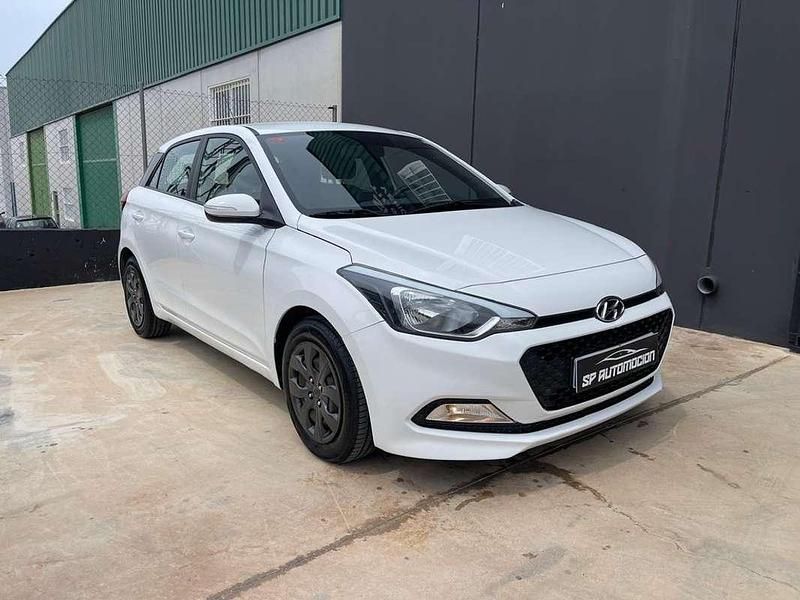 Usado Hyundai i20 75 CV (55 kW) 2017 Blanco Utilitario
