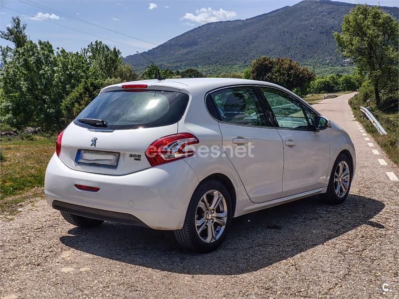 Usado Peugeot 208 Allure 92 CV (67 kW) 2014 Blanco Utilitario