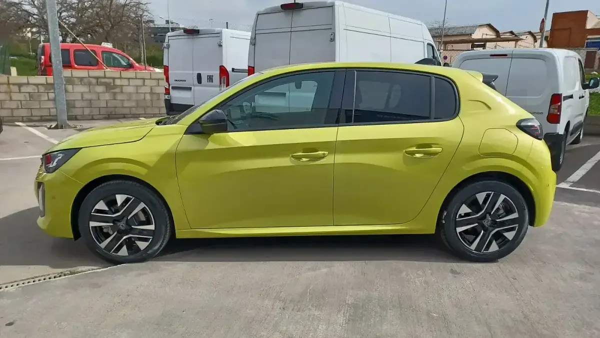 Nuevo Peugeot 208 Allure 100 CV (73 kW) 2025 Amarillo Utilitario