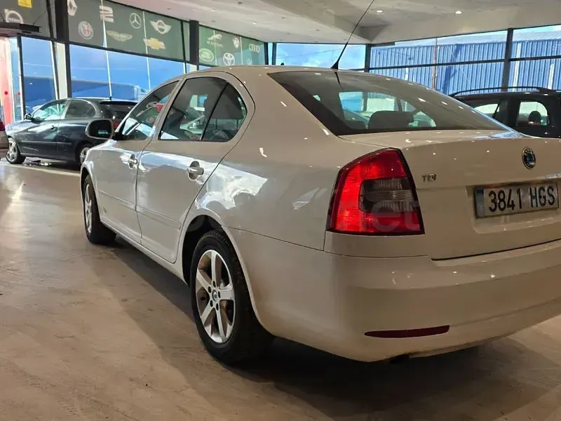 Usado Skoda Octavia Ambition 105 CV (77 kW) 2011 Blanco Berlina