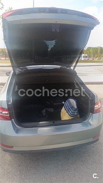 Usado Skoda Superb Style 150 CV (110 kW) 2015 Gris / plata Berlina