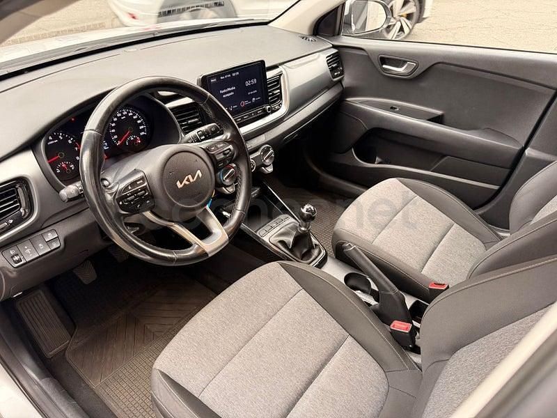 Usado Kia Stonic 84 CV (61 kW) 2023 Gris / plata SUV