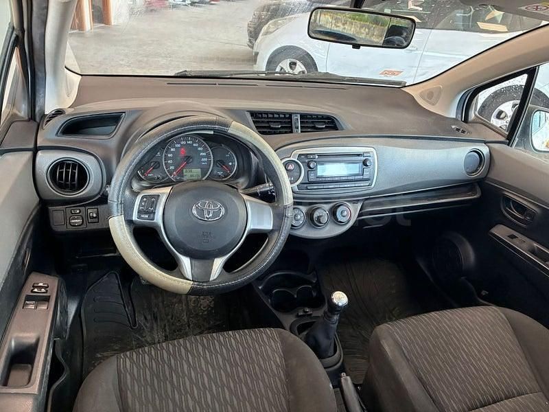 Usado Toyota Yaris Active 69 CV (50 kW) 2014 Blanco Utilitario