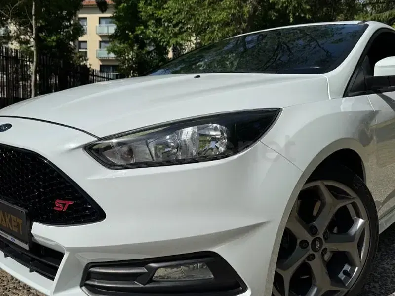Usado Ford Focus ST 250 CV (183 kW) 2016 Blanco Berlina