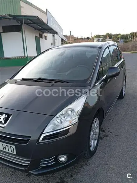 Usado Peugeot 5008 Style 115 CV (84 kW) 2013 Negro Monovolumen