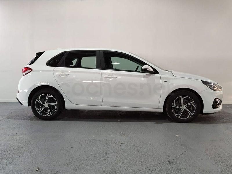 Usado Hyundai i30 120 CV (88 kW) 2023 Blanco Berlina