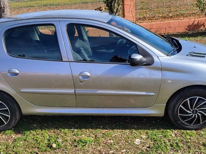 Usado Peugeot 206 60 CV (44 kW) 2011 Gris / plata Berlina