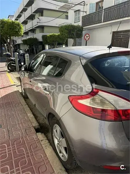 Begagnad Renault Mégane Dynamique 105 HK (77 kW) 2010 Grå Sedan