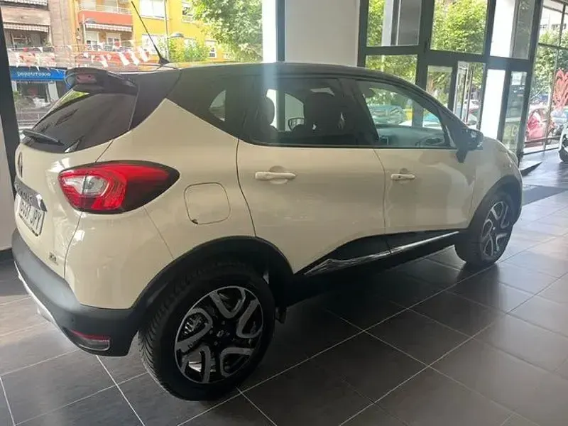 Usado Renault Captur XMOD 120 CV (88 kW) 2016 Beige SUV