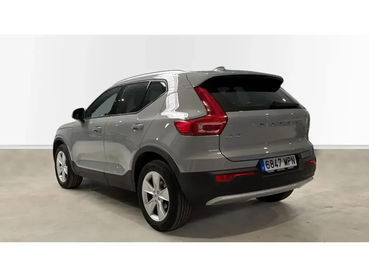 Käytetty Volvo XC40 Core 129 HP (94 kW) 2024 Harmaa Katumaasturi