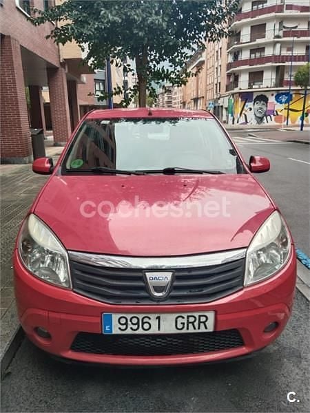Usado Dacia Sandero Ambiance 75 CV (55 kW) 2009 Rojo Berlina
