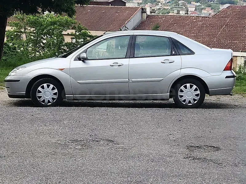 Usado Ford Focus Ghia 100 CV (73 kW) 2002 Gris / plata Berlina
