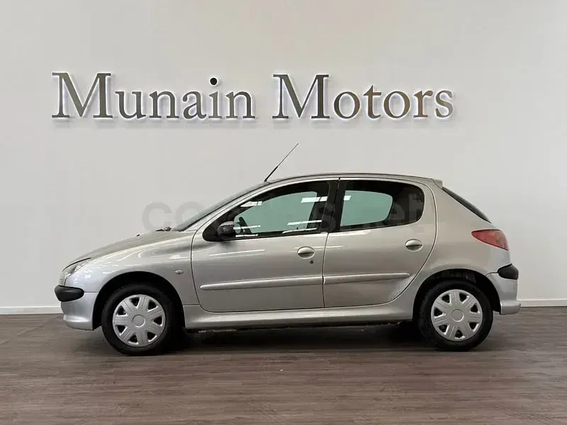 Usado Peugeot 206 70 CV (51 kW) 2005 Gris / plata Berlina