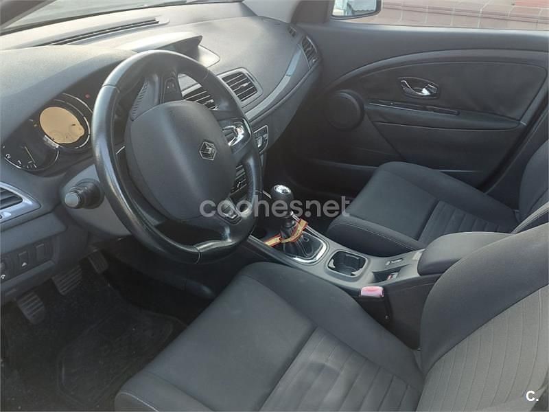 Usado Renault Mégane LIMITED 95 CV (69 kW) 2014 Gris / plata Berlina