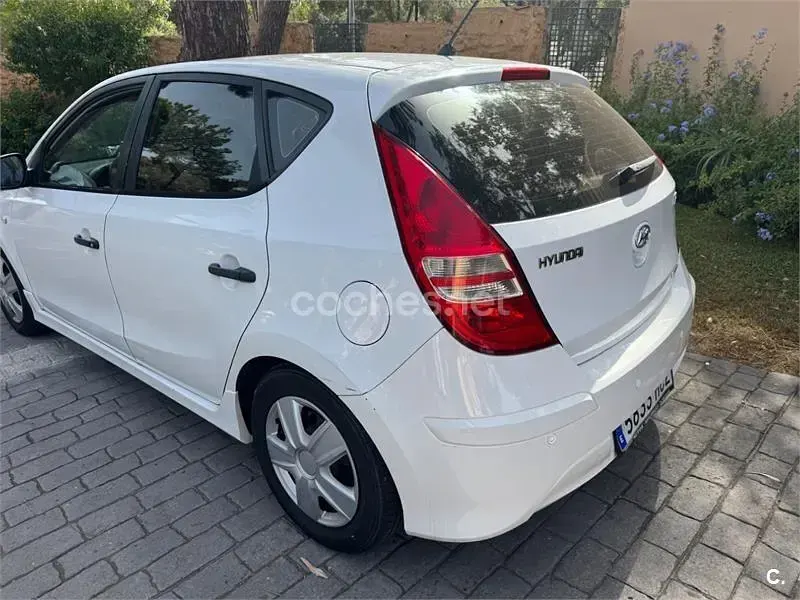 Usado Hyundai i30 Classic 90 CV (66 kW) 2011 Blanco Berlina
