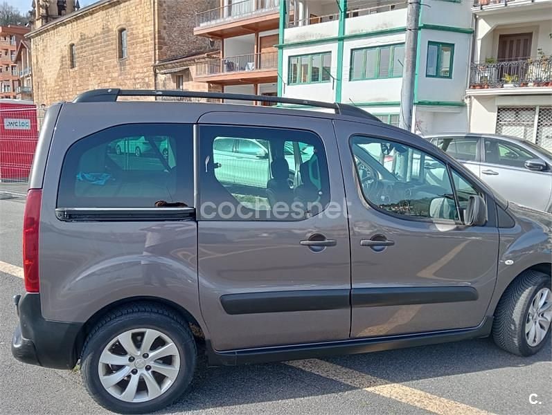 Usado Peugeot Partner Tepee Outdoor 100 CV (73 kW) 2016 Marrón Monovolumen