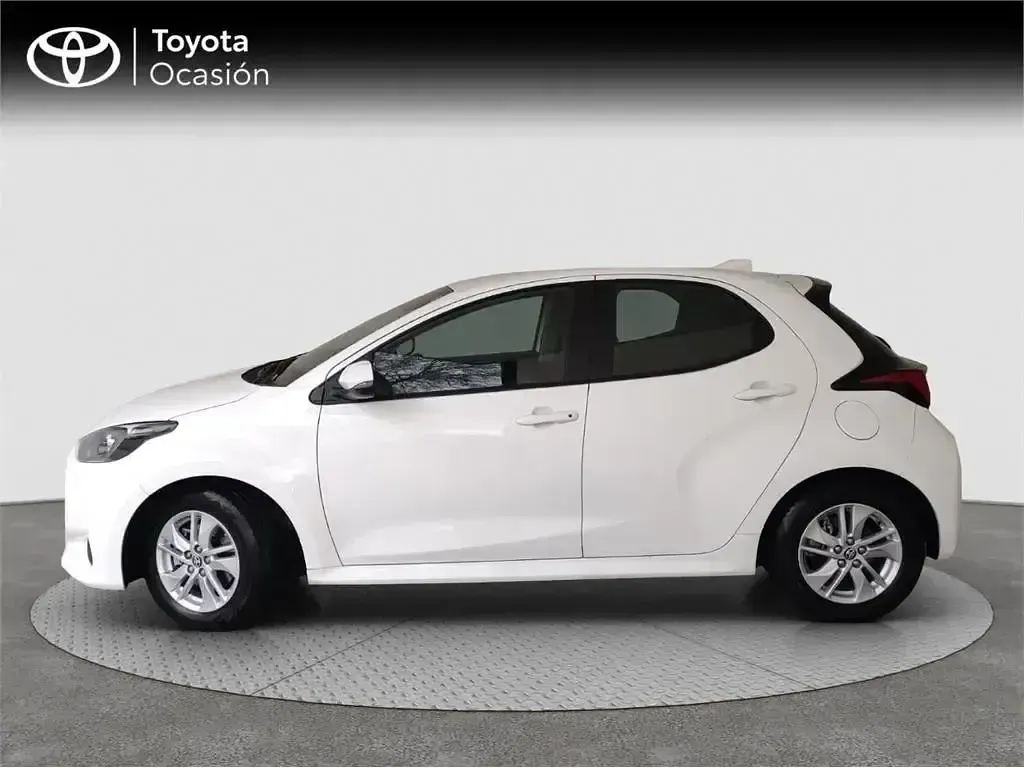 Usado Toyota Yaris Hybrid Active 116 CV (85 kW) 2022 Blanco Monovolumen