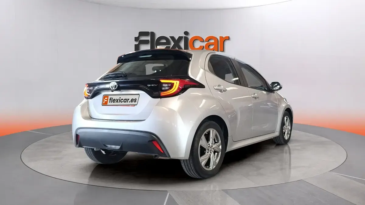 Usado Toyota Yaris Hybrid Active 116 CV (85 kW) 2025 Gris Berlina