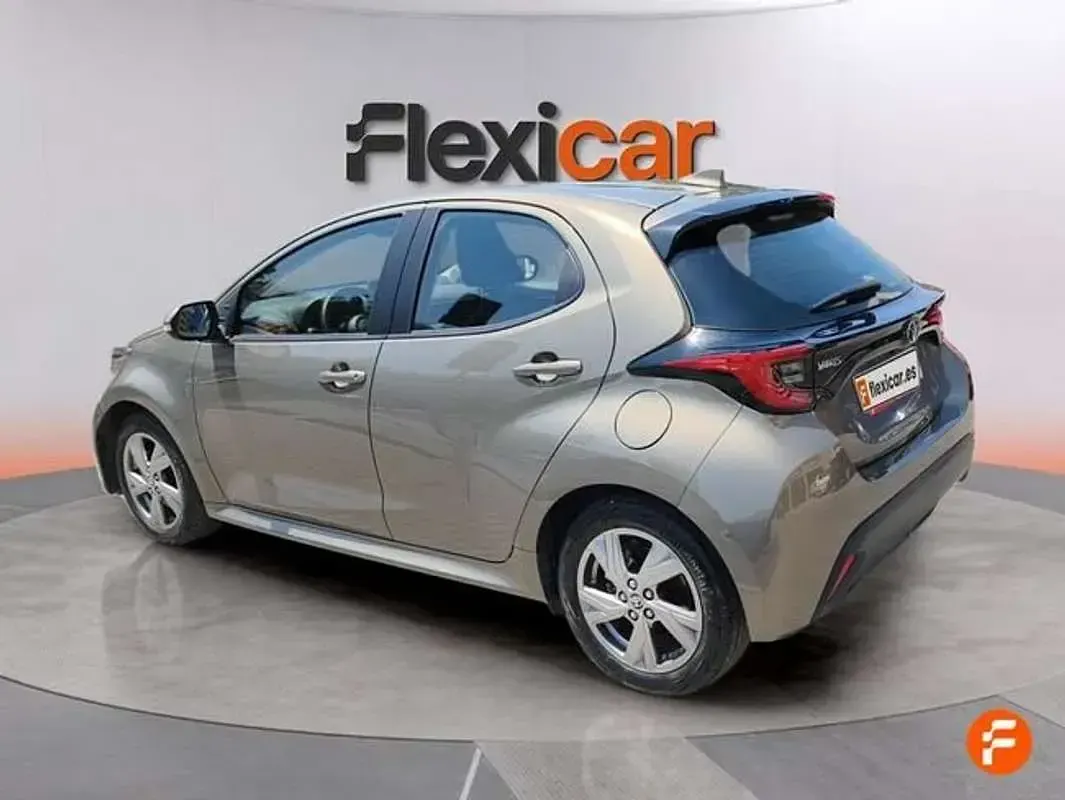 Usado Toyota Yaris Active 116 CV (85 kW) 2025 Marrón Utilitario