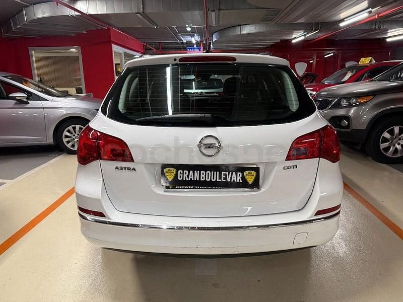 Usado Opel Astra Selective 136 CV (100 kW) 2016 Blanco Familiar