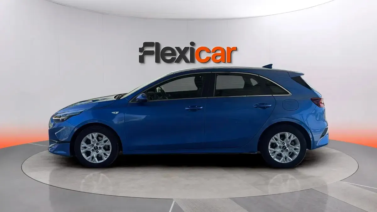 Usado Kia Ceed 136 CV (100 kW) 2023 Azul Utilitario