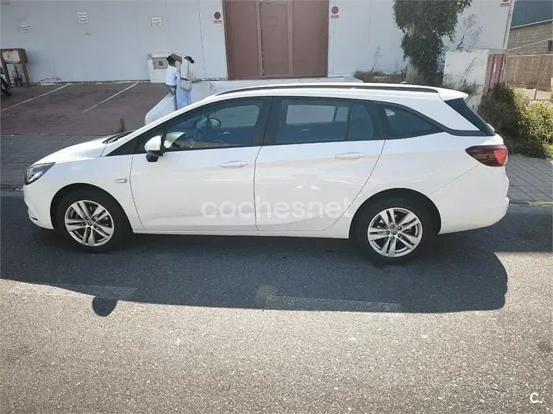 Usado Opel Astra Business 110 CV (80 kW) 2018 Blanco Familiar