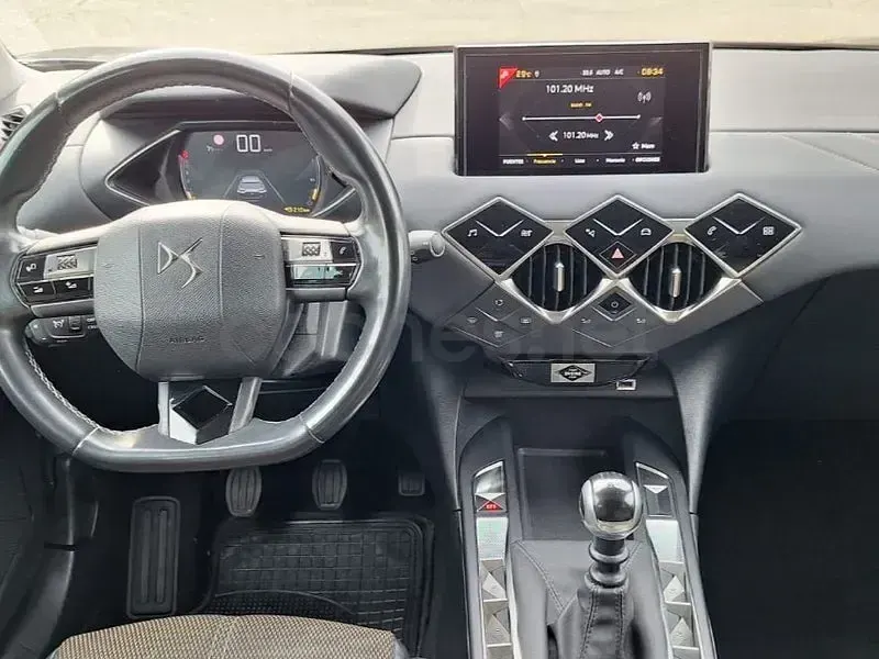 Usado DS Automobiles DS3 Crossback Chic 110 CV (80 kW) 2021 Gris / plata SUV