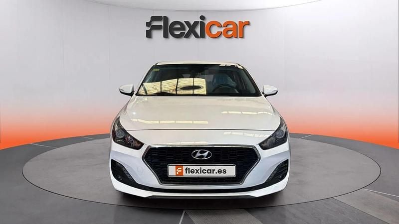 Usado Hyundai i30 120 CV (88 kW) 2018 Blanco Berlina