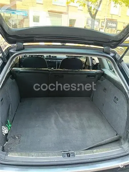 Usado Audi A4 130 CV (95 kW) 2002 Negro Familiar