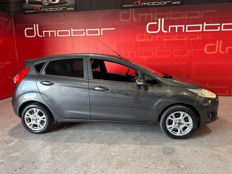 Usado Ford Fiesta Trend 100 CV (73 kW) 2017 Gris / plata Berlina