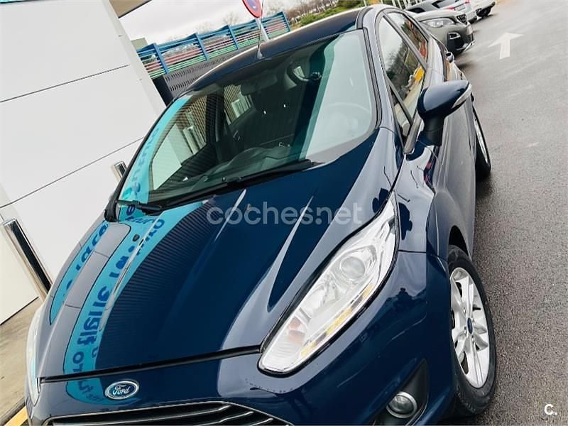 Usado Ford Fiesta Trend 100 CV (73 kW) 2015 Azul Berlina