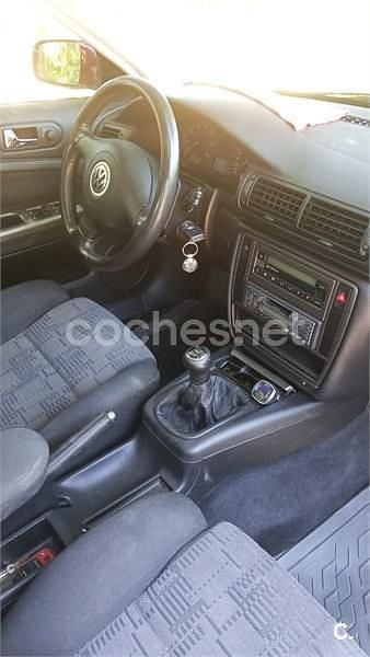 Rojo Usado 2000 VW Passat Trendline Berlina | 1600 € - Imagen 1/4