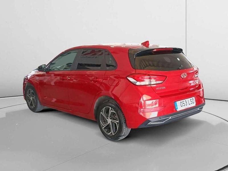 Usado Hyundai i30 121 CV (88 kW) 2021 Rojo Utilitario