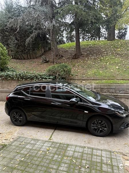 Usado Opel Astra 110 CV (80 kW) 2019 Negro Berlina