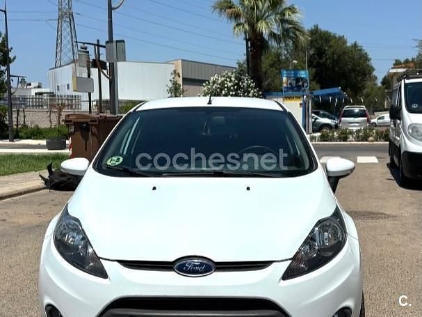 Blanco Usado 2011 Ford Fiesta Trend Utilitario | 6500 € (Precio justo) - Imagen 1/4