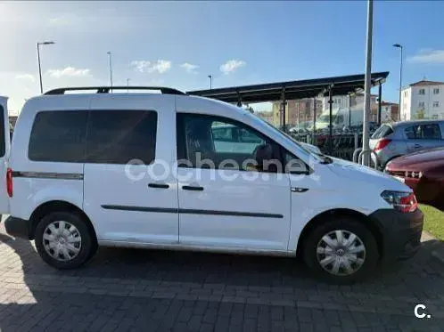 Usado VW Caddy Trendline 102 CV (75 kW) 2018 Blanco Monovolumen