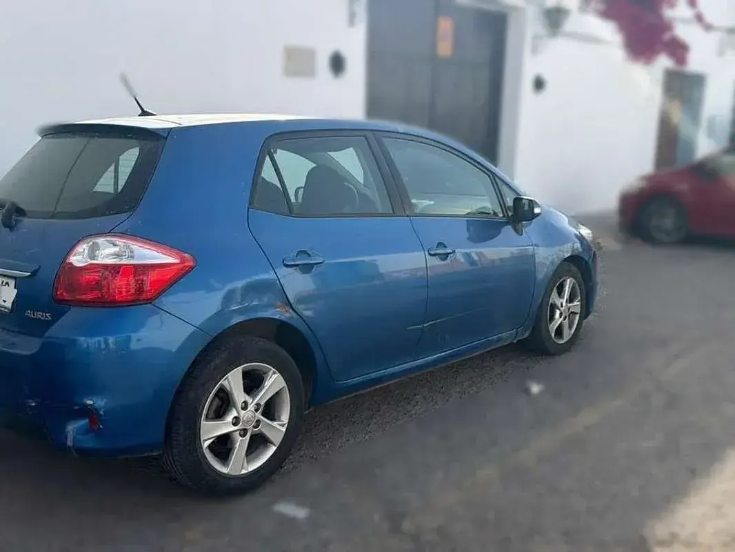 Usado Toyota Auris Active 90 CV (66 kW) 2010 Azul Utilitario