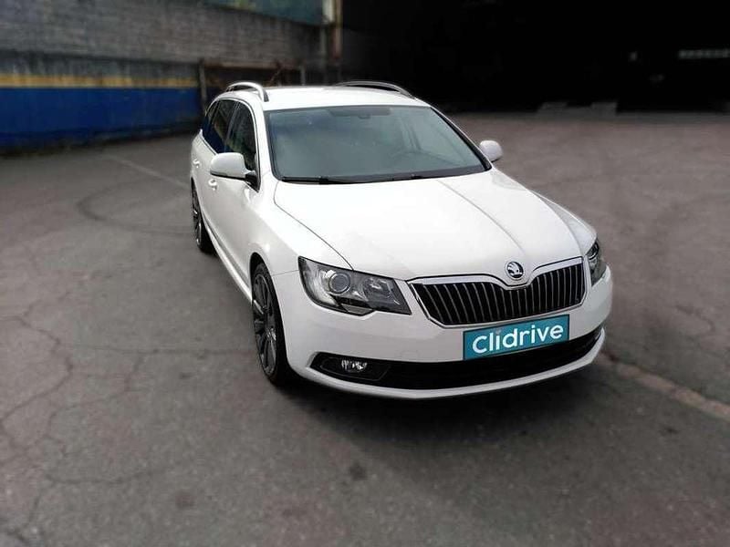 Usado Skoda Superb Active 140 CV (102 kW) 2015 Blanco Familiar