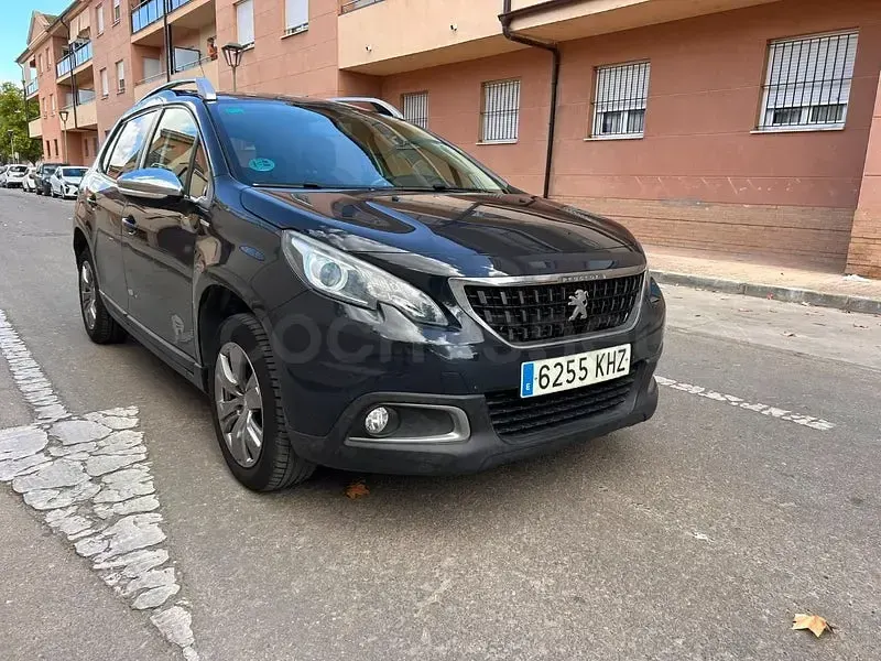Usado Peugeot 2008 Active 100 CV (73 kW) 2020 Gris / plata SUV
