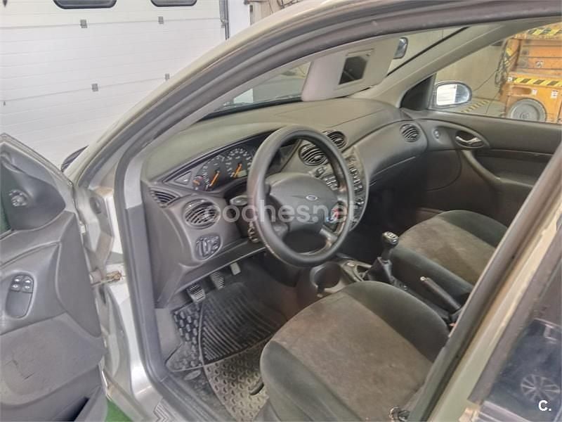 Usado Ford Focus Ambiente 100 CV (73 kW) 2000 Gris / plata Berlina