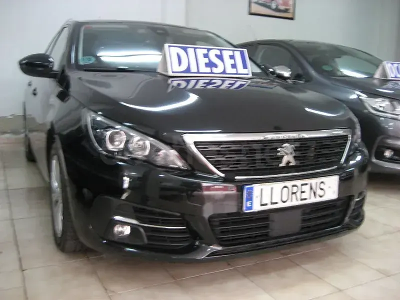 Usado Peugeot 308 Style 100 CV (73 kW) 2019 Negro Familiar