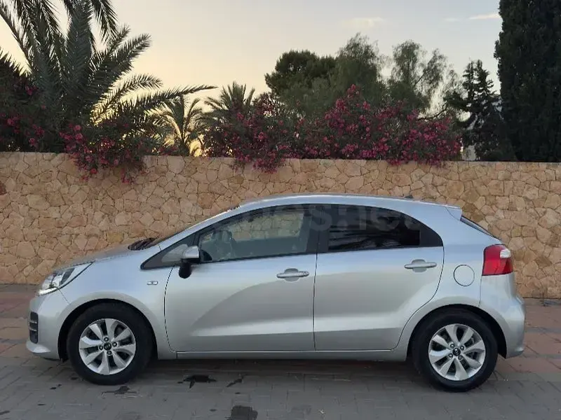 Usado Kia Rio 75 CV (55 kW) 2016 Gris / plata Utilitario