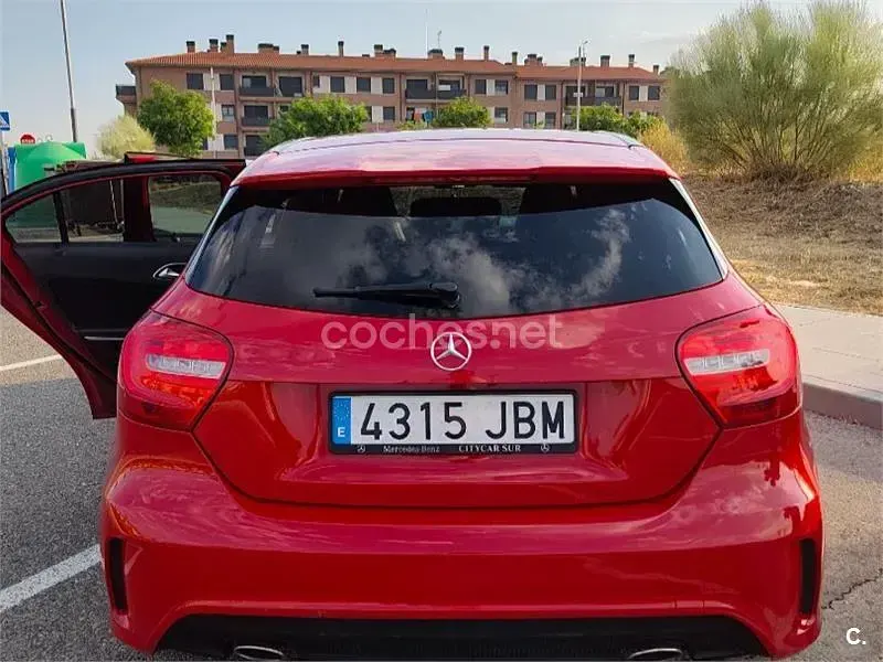 Usado Mercedes A180 AMG line 109 CV (80 kW) 2014 Rojo Utilitario
