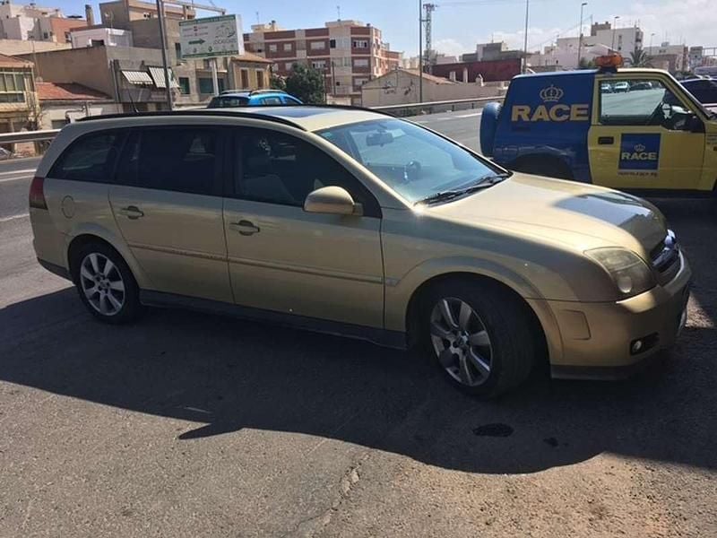Usado Opel Vectra Sport 150 CV (110 kW) 2005 Amarillo Familiar