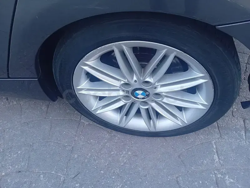 Usado BMW 118 143 CV (105 kW) 2009 Gris / plata Utilitario